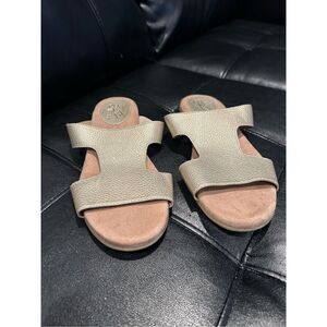 Life Stride Soft System Gold Slip on Flat Comfort Sandals. Size 9.5M.